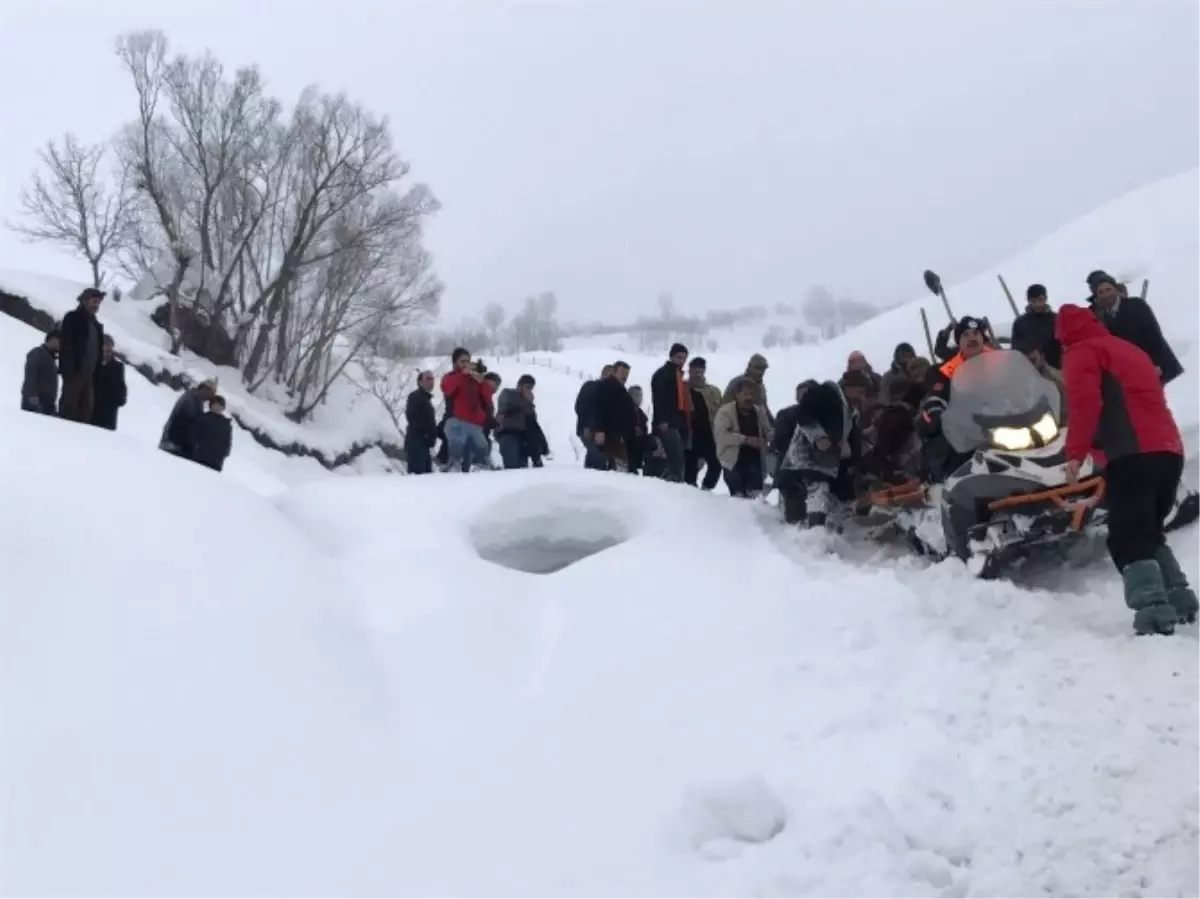 Çığ Altında Kalan Vatandaş Hastaneye Kaldırıldı