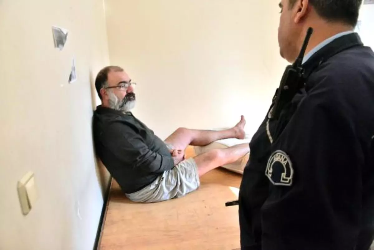 Cinnet Geçirdi, Evdeki Eşyaları Parçaladı