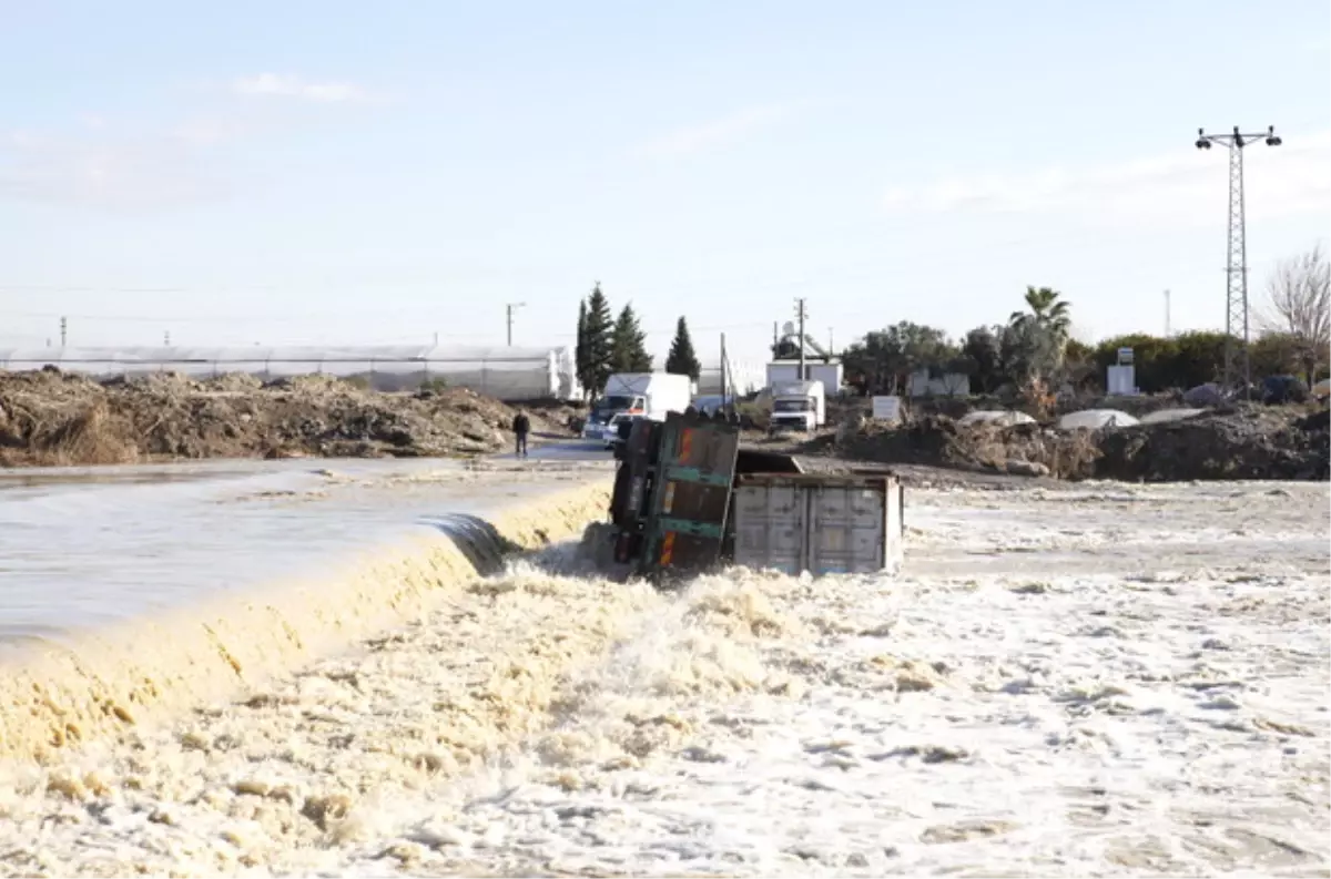 Derede Mahsur Kalan Kamyon Şoförü Kurtarıldı