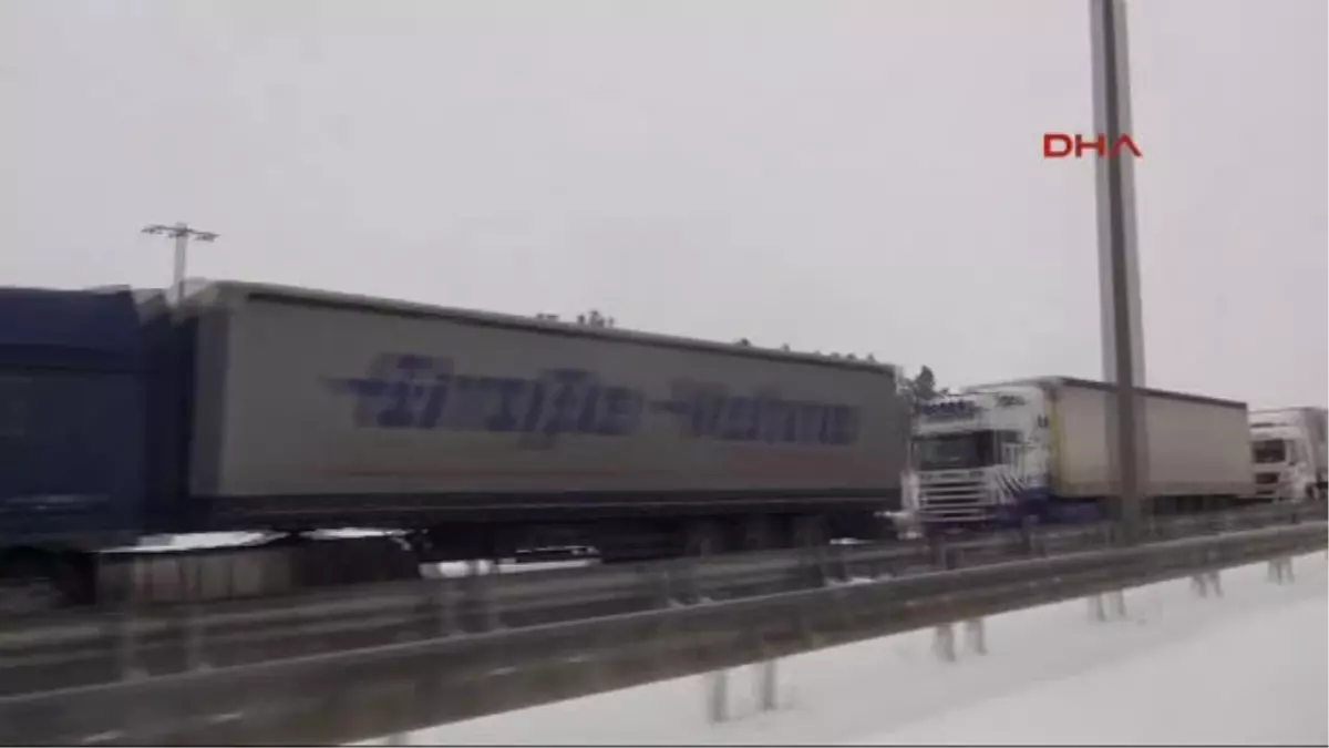 Edirne Bulgaristan\'daki Kar Kapıkule\'de 8 Kilometre Tır Kuyruğu Oluşturdu