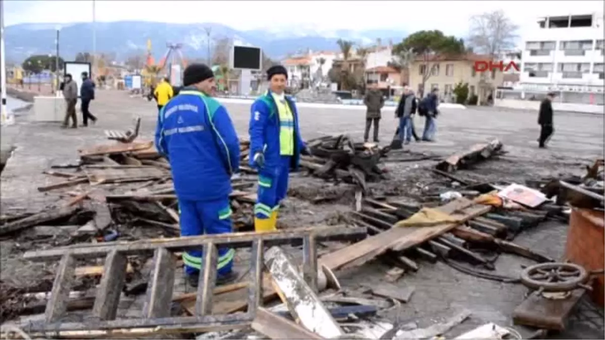 Edremit Şiddetli Rüzgar 17 Metrelik Tekneyi Paramparça Etti