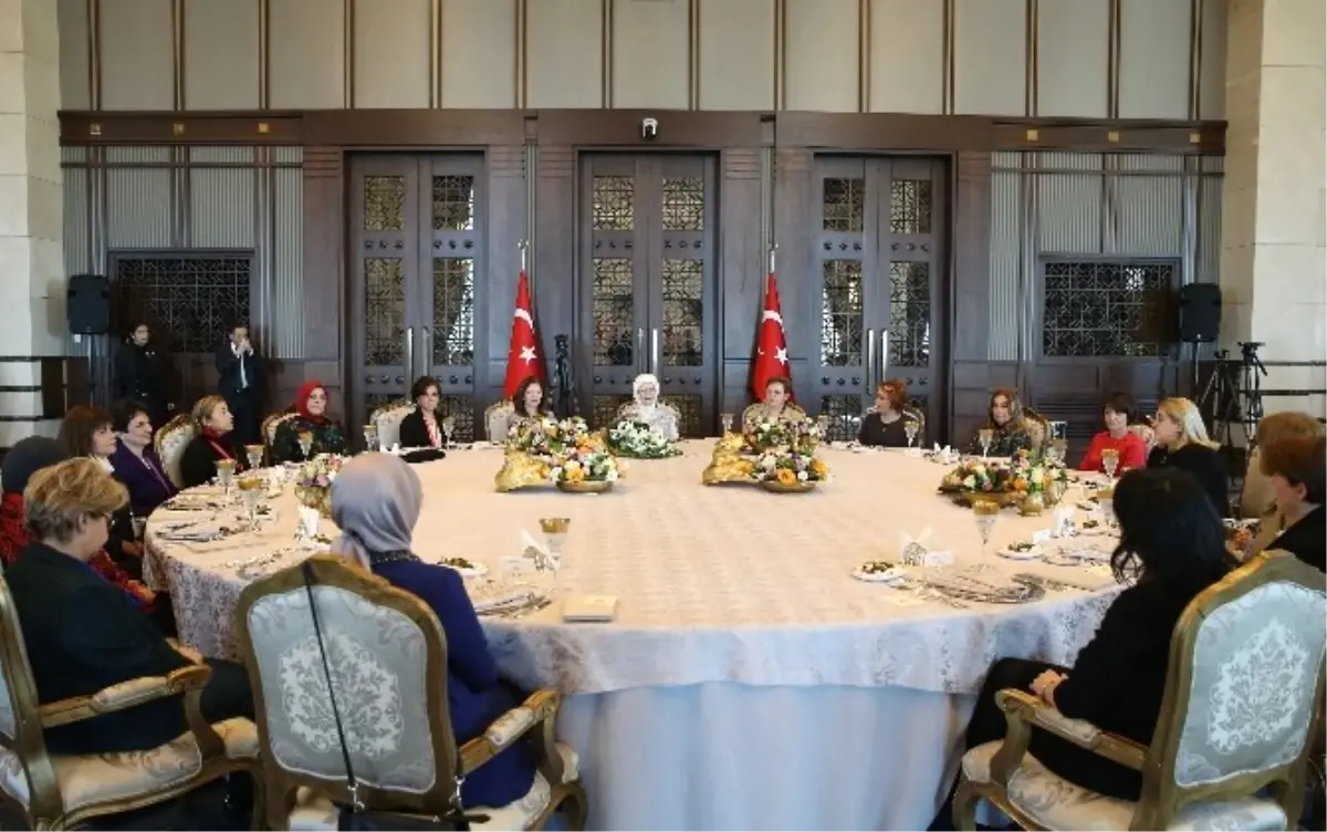 Emine Erdoğan Büyükelçi Eşleri ile Bir Araya Geldi