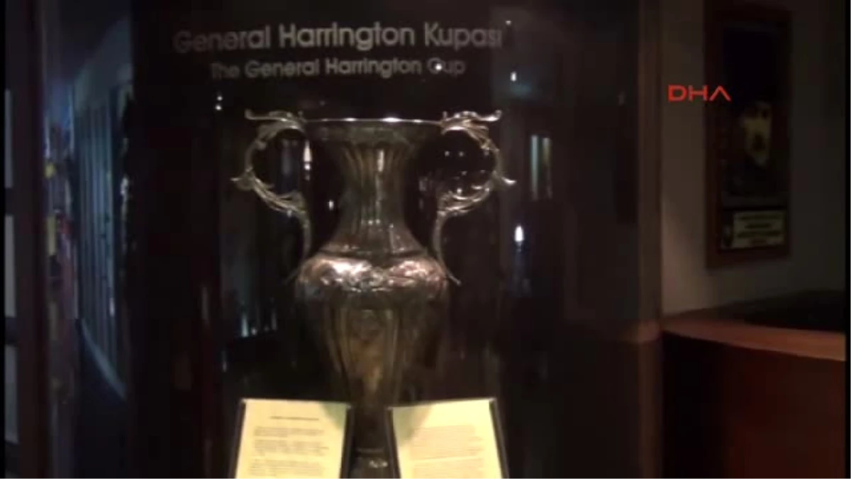 Fenerbahçe Müzesi\'ndeki Şampiyonluk Kupalarından Birini Çalmaya Çalışırken Yakalandı