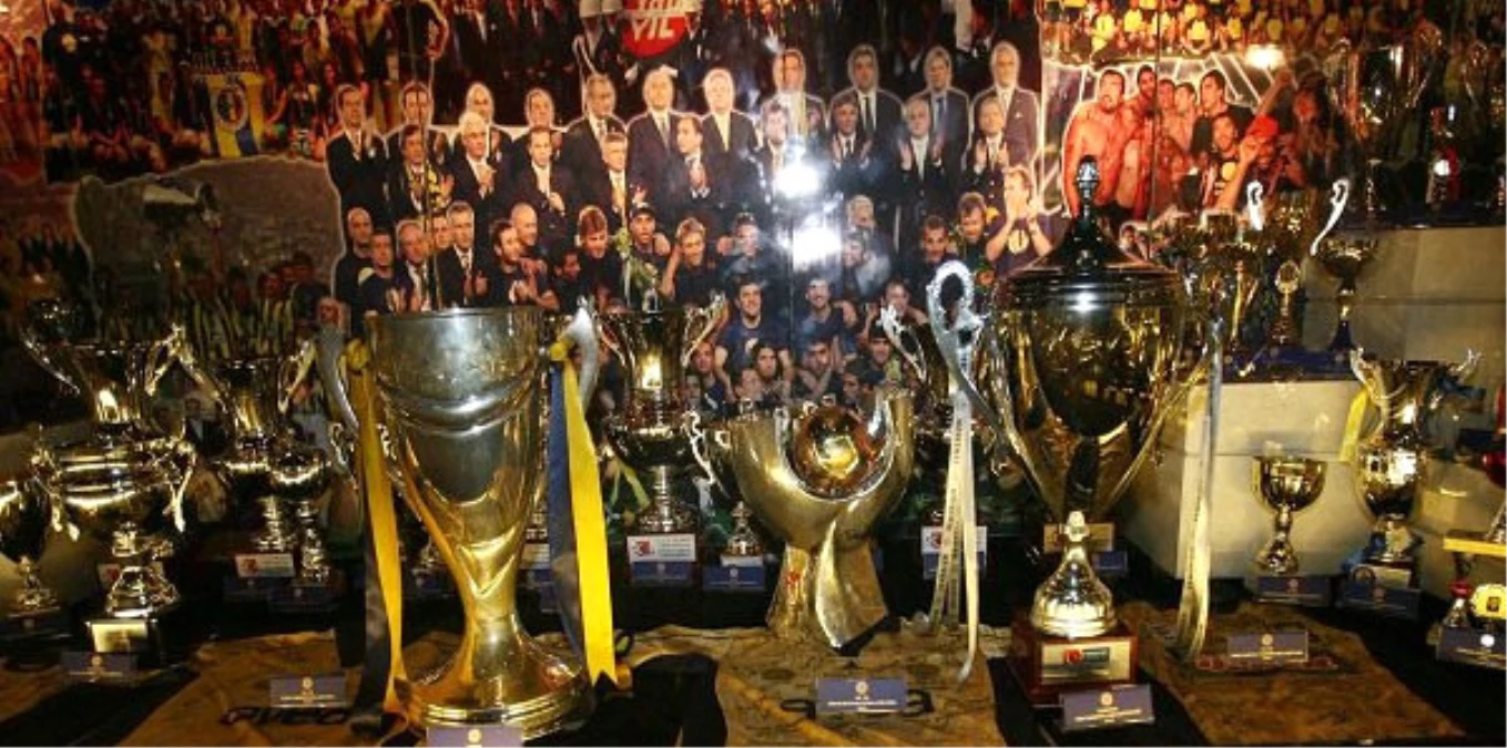Fenerbahçe Müzesindeki Şampiyonluk Kupalarından Birini Çalmaya Çalışırken Yakalandı