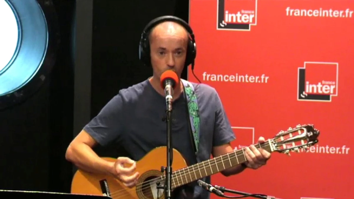 Fransız Şarkıcının Nefret Dolu Hiciv Şarkısına Tepki