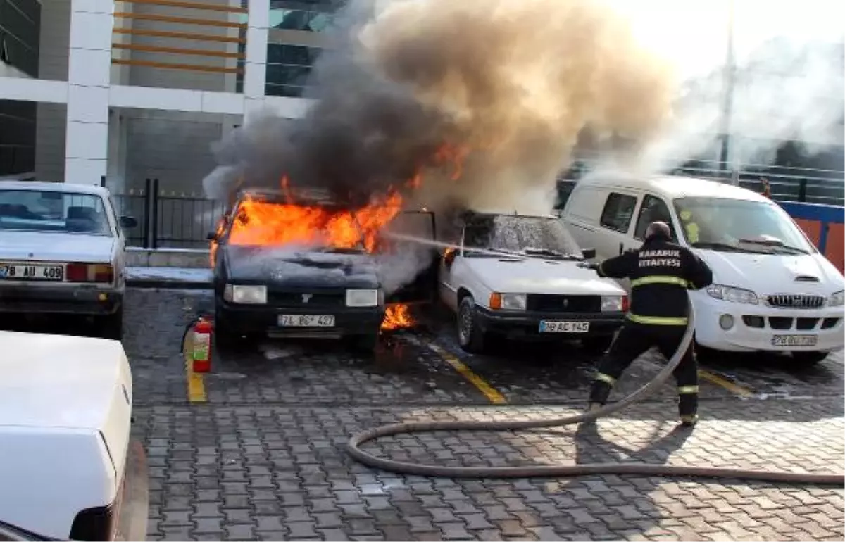 Hastane Bahçesindeki Otomobil Alev Alev Yandı