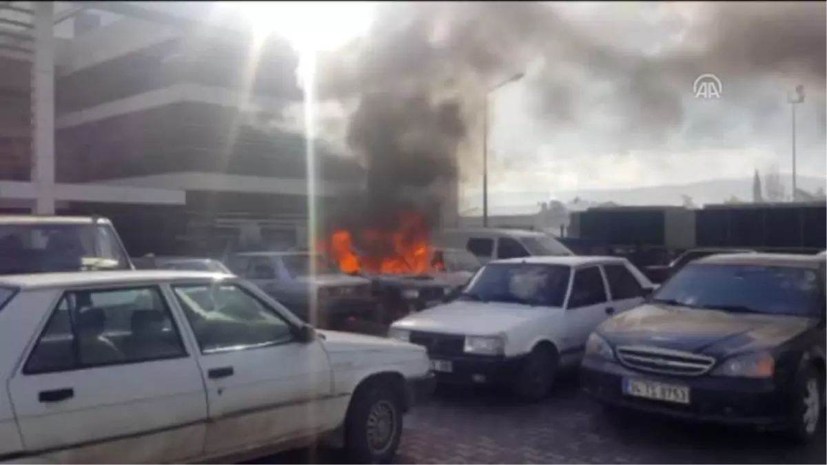 Hastane Otoparkında Üç Araç Yandı