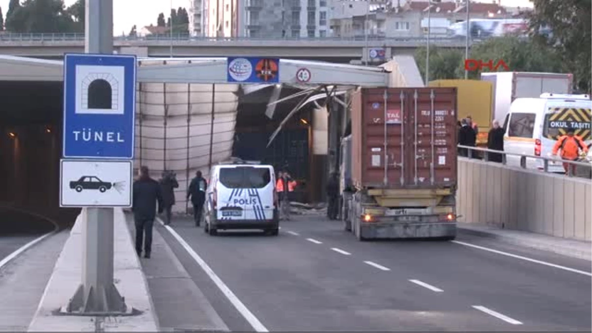 Izmir Tır Köprünün Beton Bloğuna Çarptı Faciadan Dönüldü