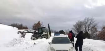 Karla Kaplı Yolda Mahsur Kalan 2 Kişi Kurtarıldı