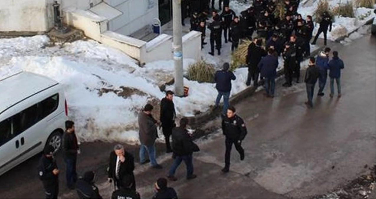 Kocaeli Üniversitesi\'nde Başkanlık Kavgası: 37 Öğrenci Gözaltına Alındı
