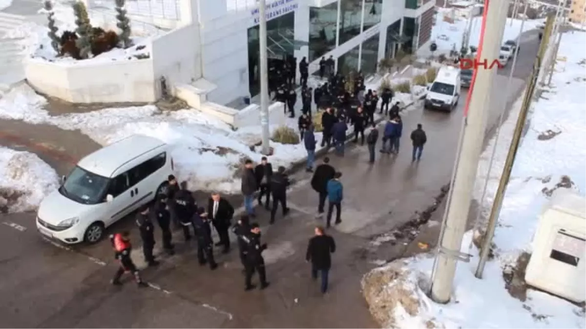 Kocaeli Üniversitesi\'nde Öğrenci Konseyi Kavgası: 37 Gözaltı