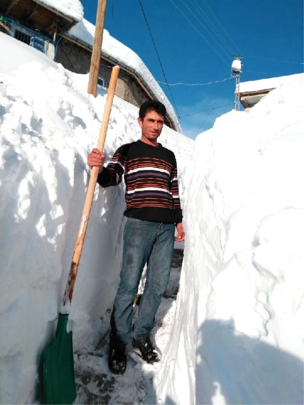 Konya\'da Kar Kalınlığı İnsan Boyunu Aştı