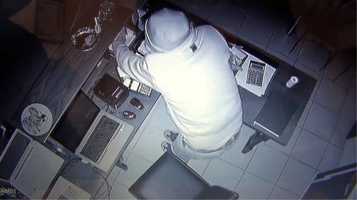 Konya\'da Restorana Giren Hırsız Güvenlik Kamerasına Yakalandı