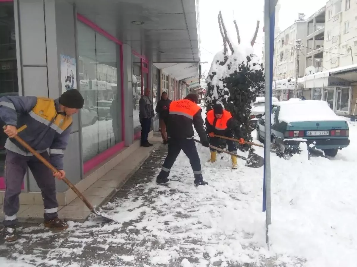 Korkuteli Belediyesi\'nden Kar Mücadele