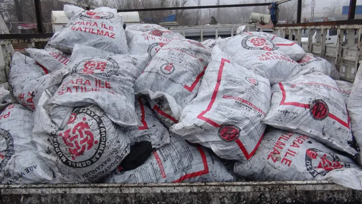 Muhtaç Ailelerin Kömürü 12 İlden Sağlanıyor