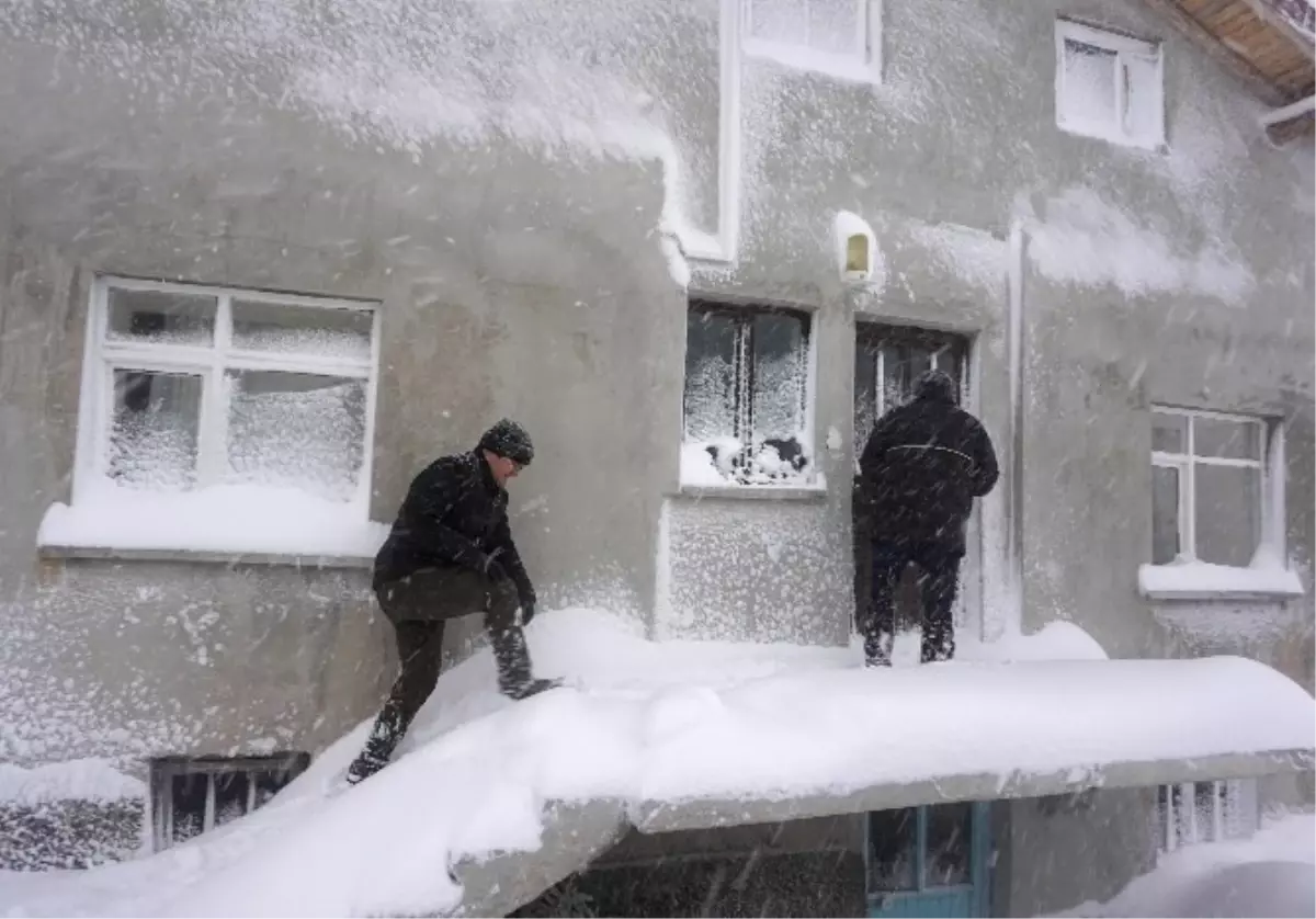 Öğrenci Servisi Kar Fırtınasında Mahsur Kaldı