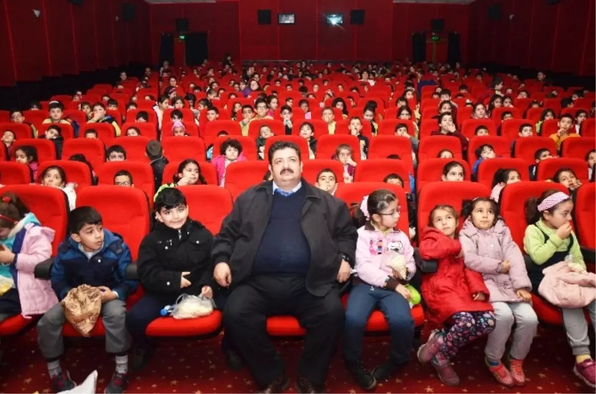 Öğrenciler Topluca Sinemaya Gitti