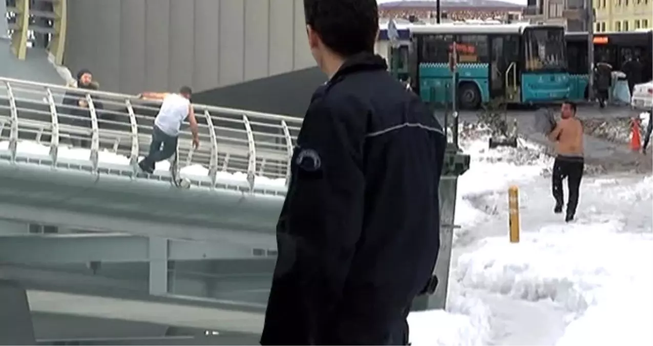 Önce Haliç\'e Atladı Sonra Kendisini Kurtaran Polisten Kaçtı
