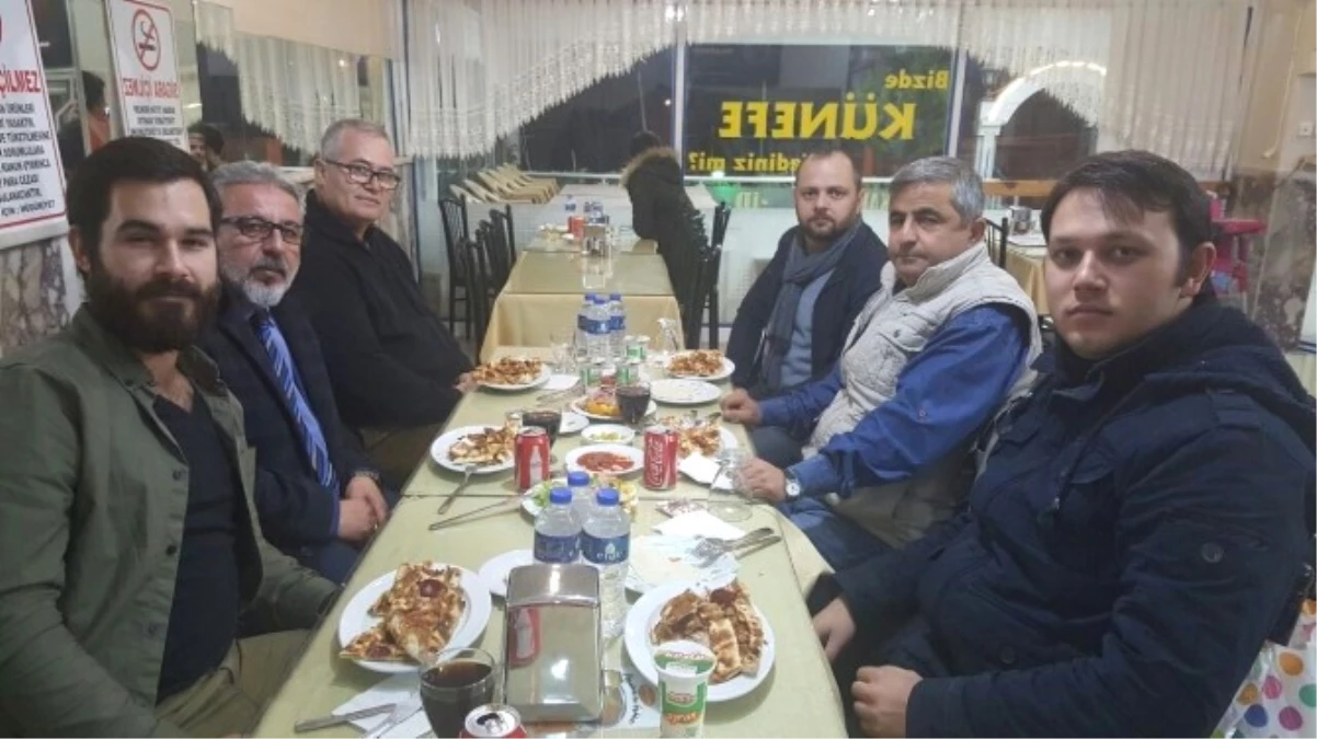 Osmaneli\'de Görev Yapan Eski ile Yeni Gazeteciler Yemekte Buluştu
