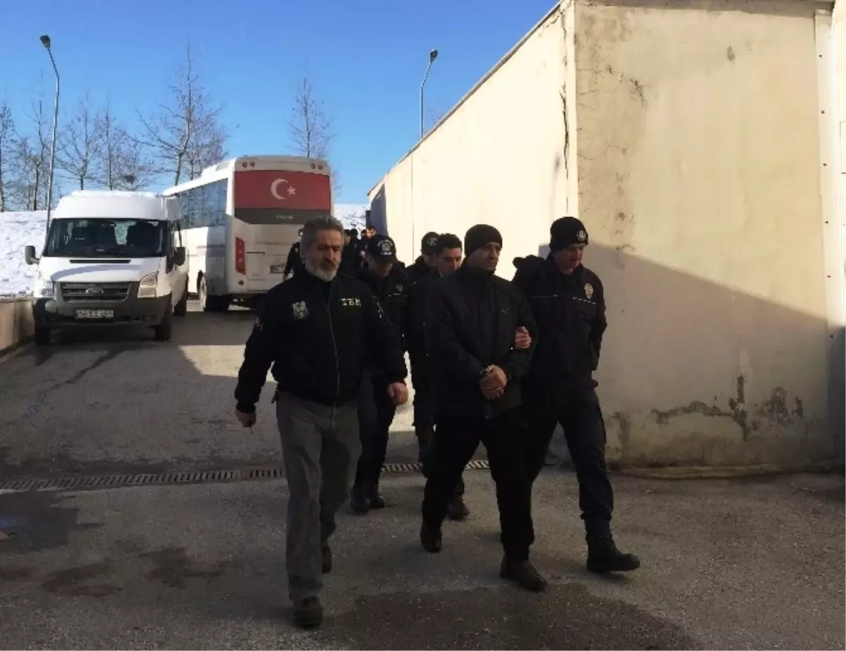 Sakarya\'da 3 Fetö Şüphelisi Adliyeye Sevk Edildi