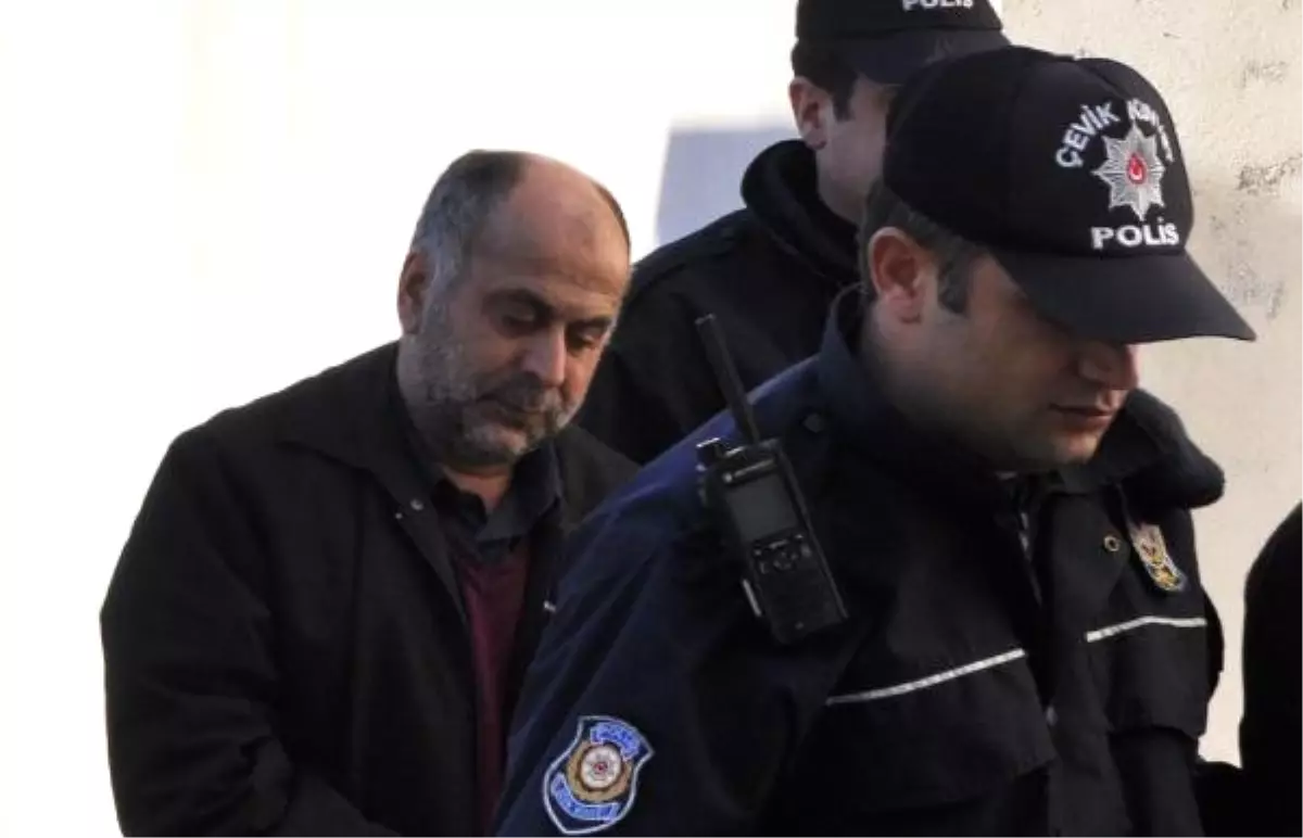 Sakarya\'da Fetö Şüphelisi Emekli Yarbay ve Emniyet Amiri Adliyeye Sevk Edildi