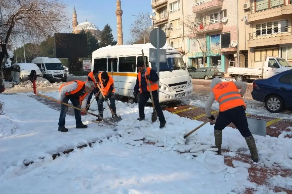 Şehzadeler\'de Kar Temizleme Çalışmaları