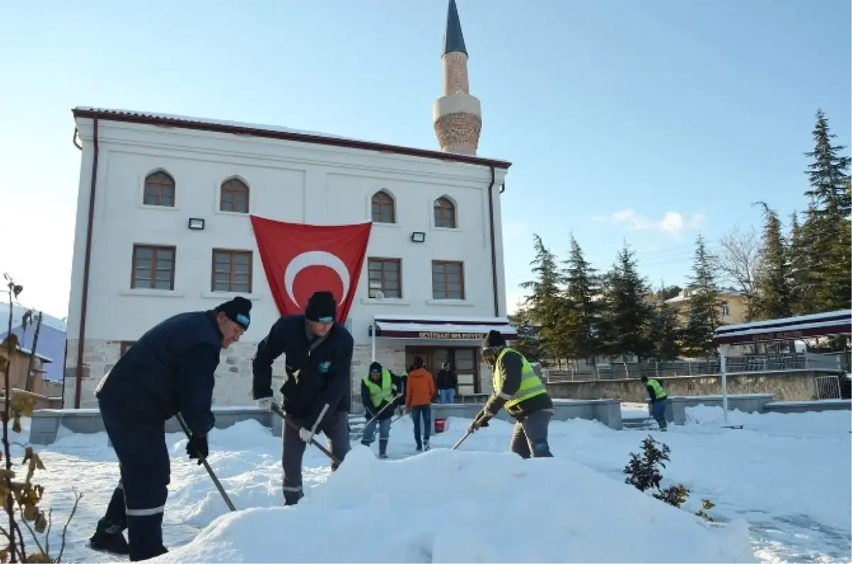 Seyitgazi Belediyesi\'nin Karla Mücadelesi