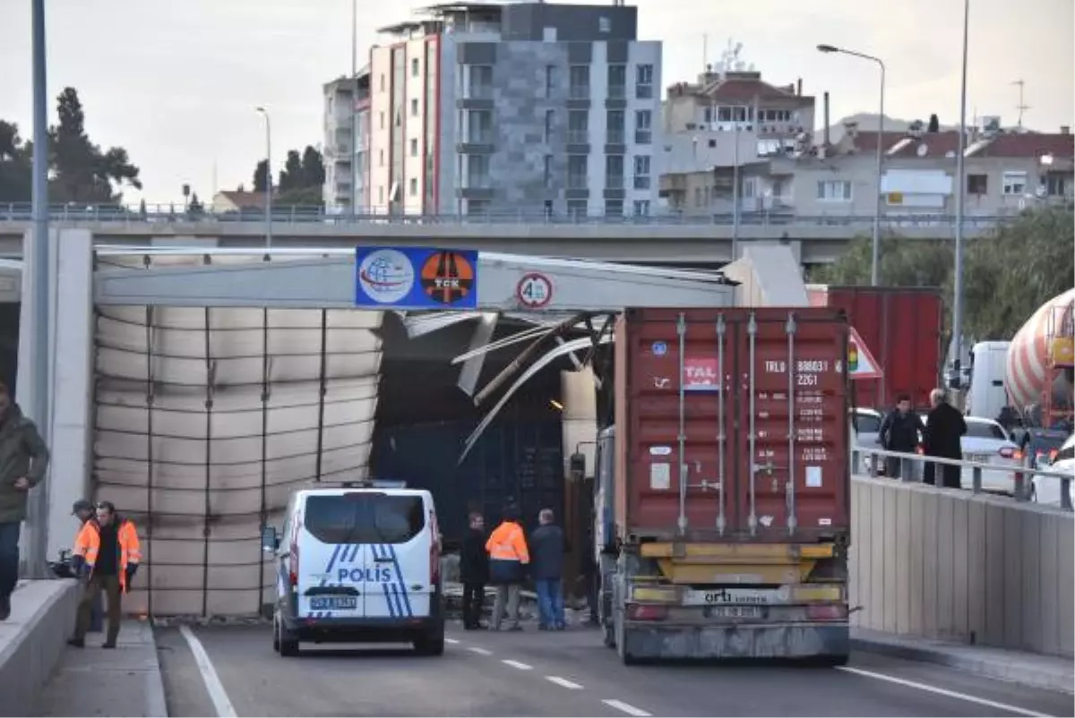 Tır, Köprünün Beton Bloğuna Çarptı, Faciadan Dönüldü