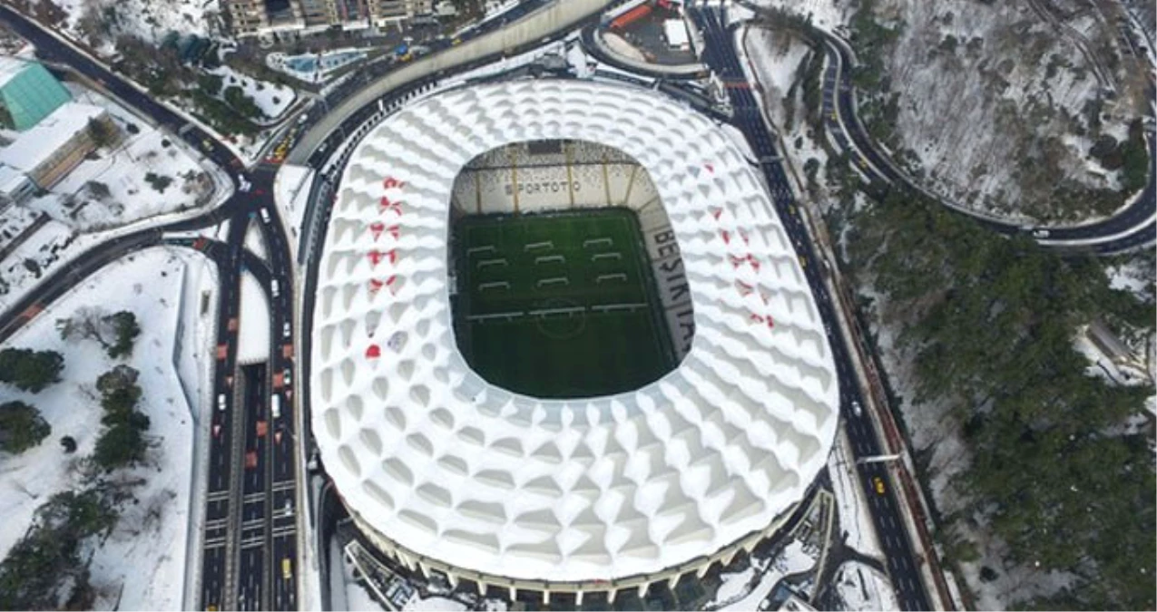 Vodafone Arena\'nın Çatısı Karla Kaplandı, Yazılar Kayboldu