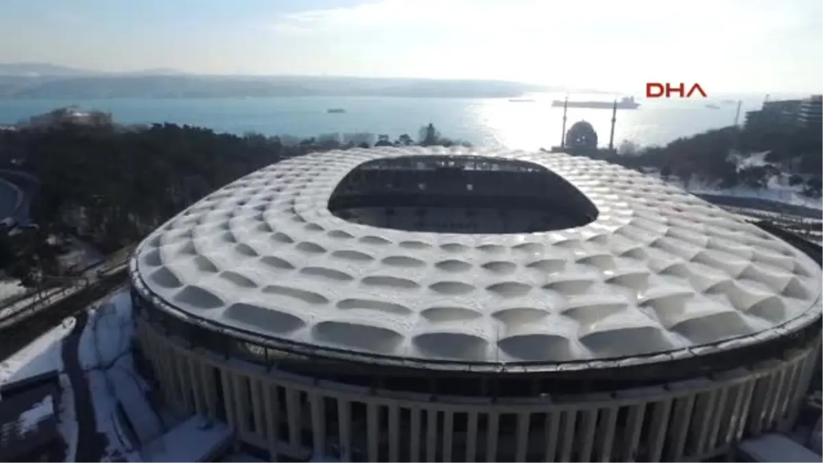 Vodafone Arena\'nın Çatısında Biriken Kar Yağışın Durması Ile Temizlenmeye Başladı