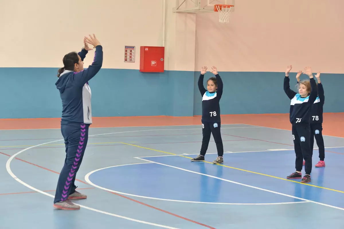 Voleybolun Yıldızları Yıldırım\'da Yetişiyor