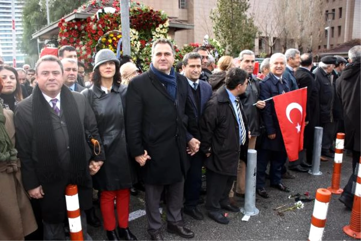 Avukatlar, İzmir Adliyesi\'ne Saldırıyı \'İnsan Zinciri\' Oluşturarak Protesto Etti