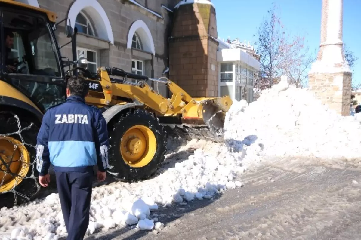 Beyşehir Belediyesi\'nin Kar Mesaisi Durmuyor