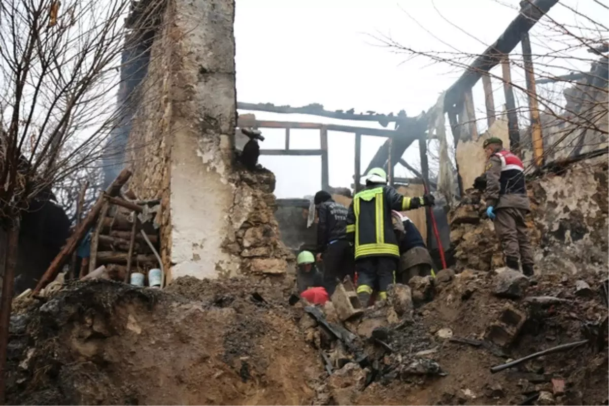 Çal Ilçesindeki Yangın: 3 Ölü (3)