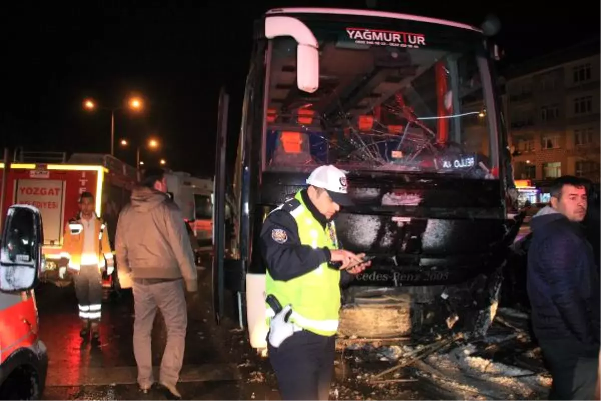 Cenazeden Dönen Otobüs Aydınlatma Direğine Çarptı: 4 Yaralı