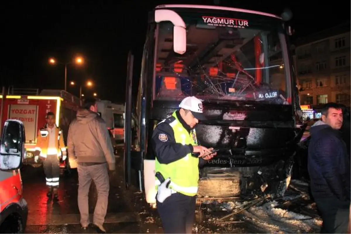 Cenazeden Dönen Otobüs Aydınlatma Direğine Çarptı: 4 Yaralı (Yeniden)