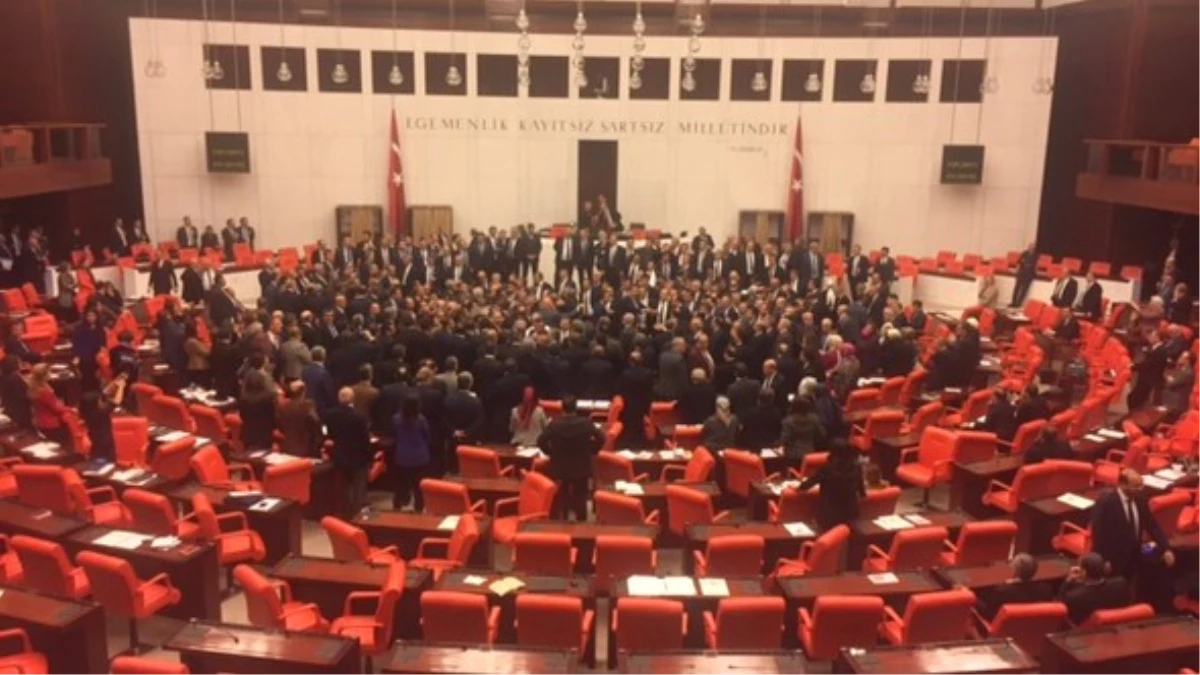 CHP Milletvekilleri Kürsüyü İşgal Etti