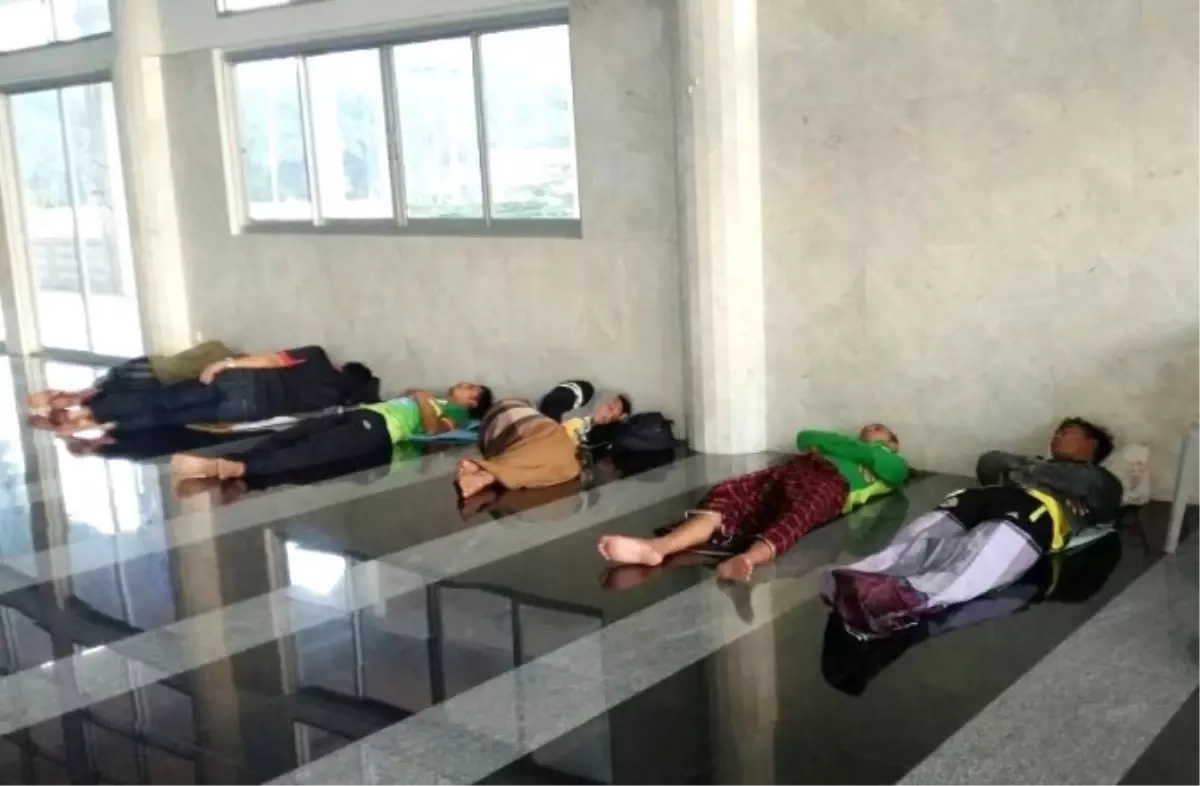 Deniz Feneri\'nden Selden Etkilenen Taylandlı Ailelere Yardım