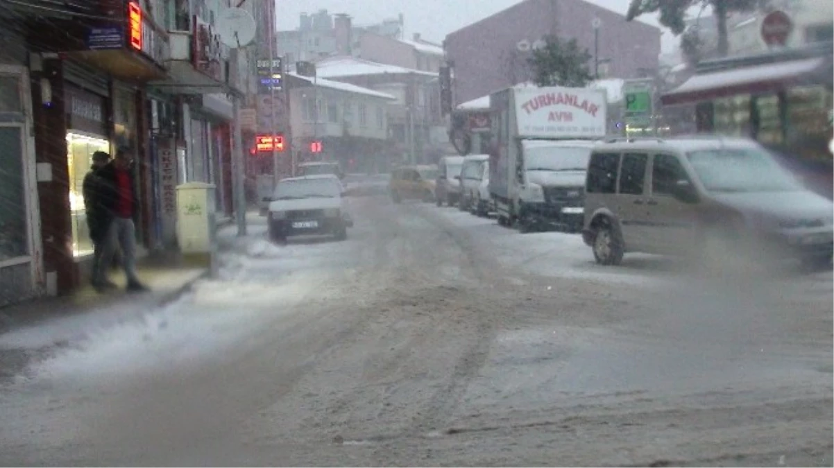 Dursunbey\'de Yoğun Kar Yağışı Etkili Oluyor