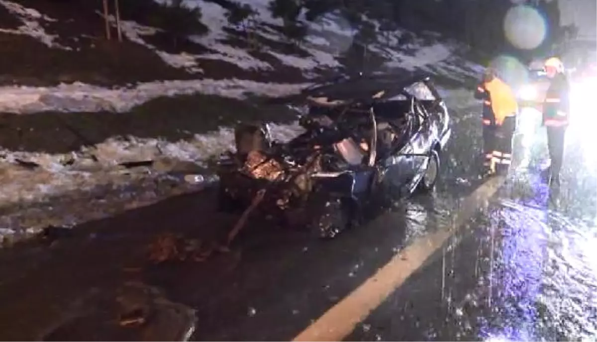 Emniyet Şeridinde Duran Çekiciye Çarpan Şoför Hayatını Kaybetti