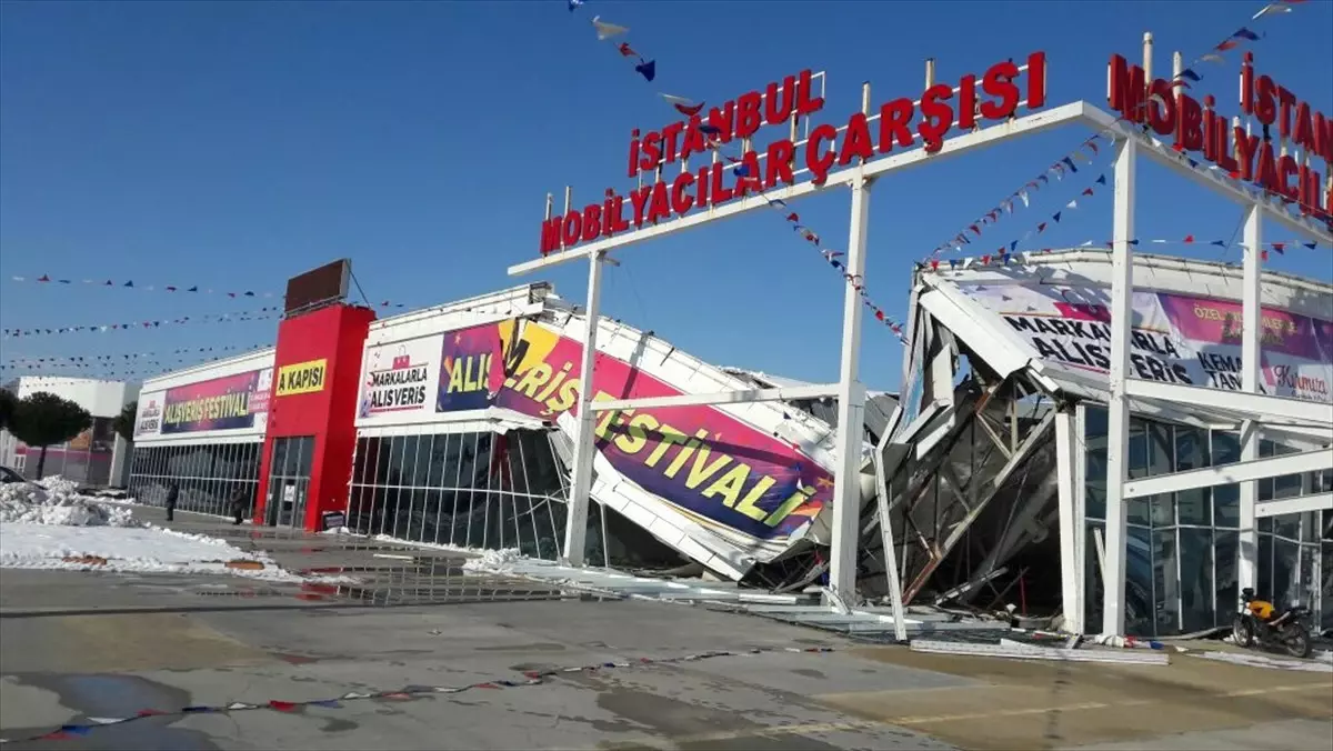 Eski Alışveriş Merkezinin Çatısı Çöktü