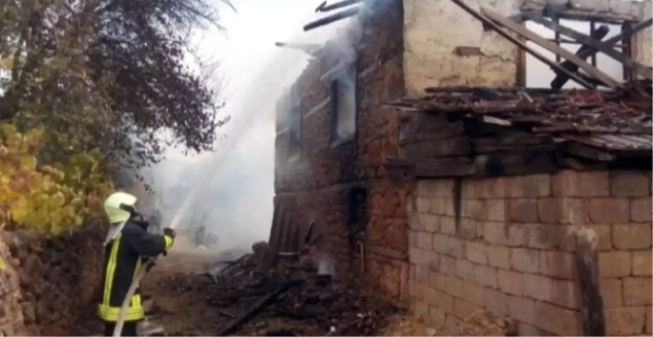 Evde Çıkan Yangında 3 Kişi Öldü