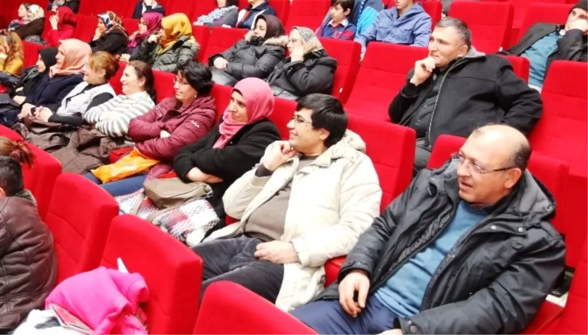 Gkm\'de Tiyatro Gösterimi