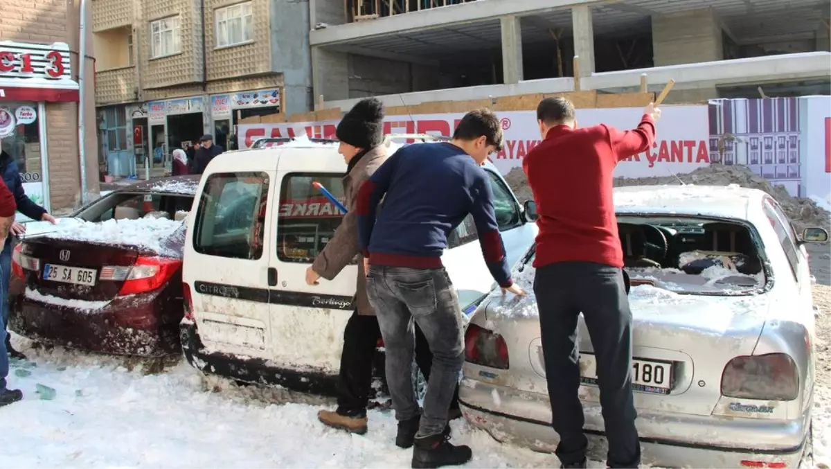 (Güvenlik Kamerası Görüntüsüyle) Esenler\'de Çatıdan Düşen Kar Birikintisi Korkuttu