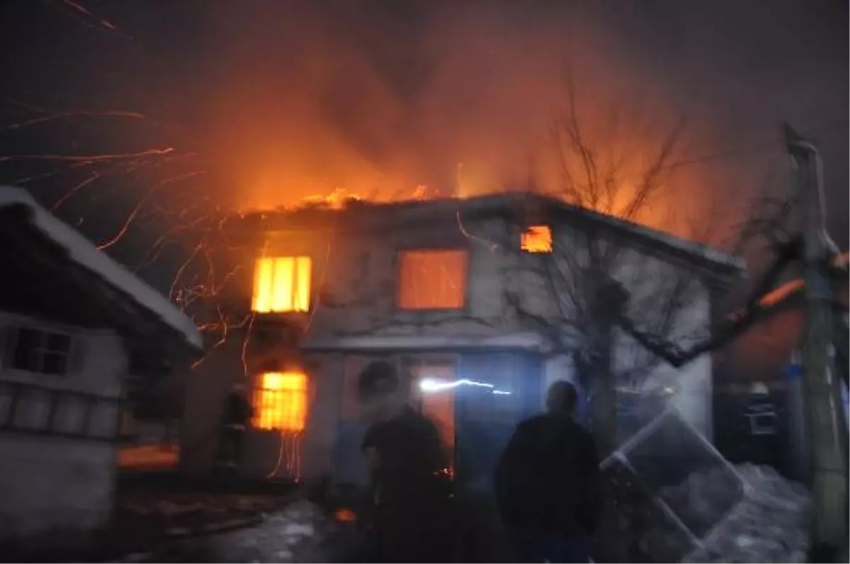 İnegöl\'de 2 Katlı Ev Yandı