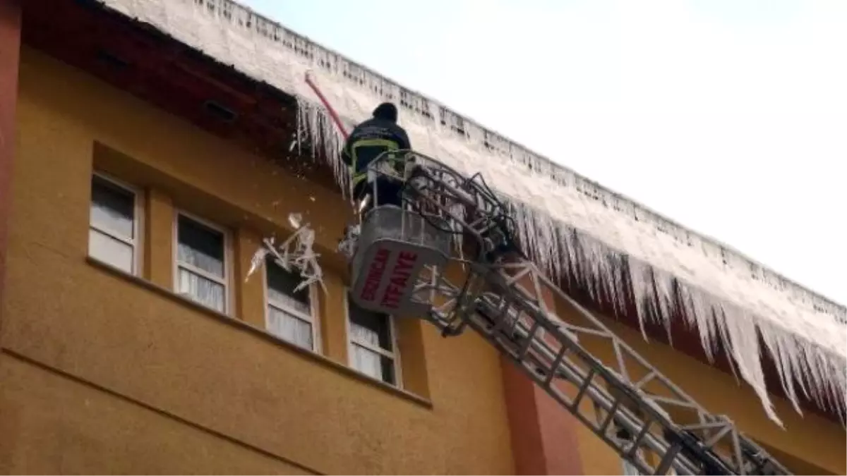 İtfaiye, Tehlike Saçan Buz Sarkıtlarını Temizledi