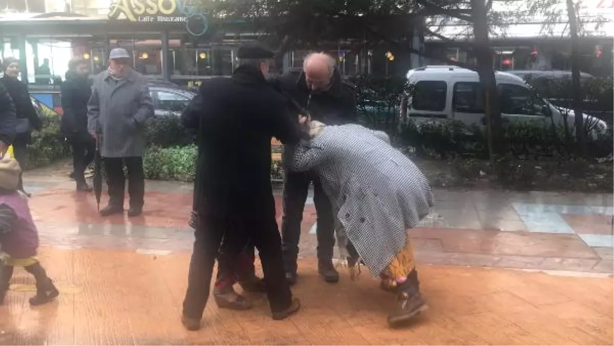 İzmit\'te 2 Kadın Saç Saça, Baş Başa Kavga Etti