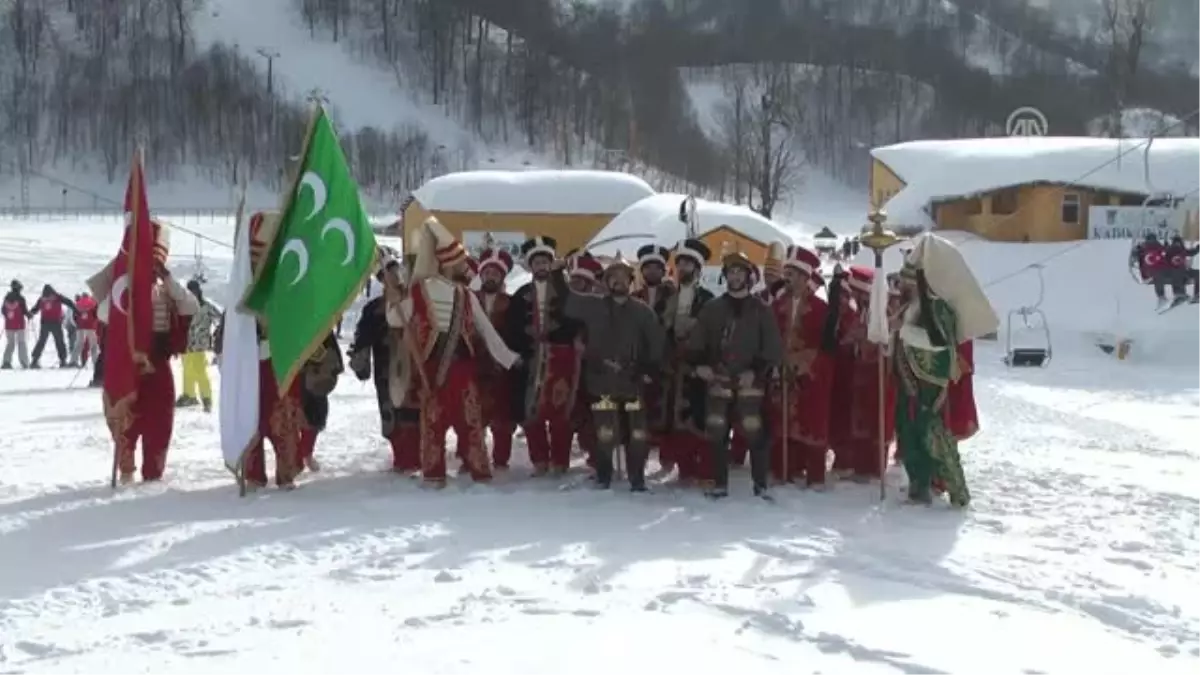 Kartepe\'de Öğrencilerden Mehter ve Bayrak Şöleni