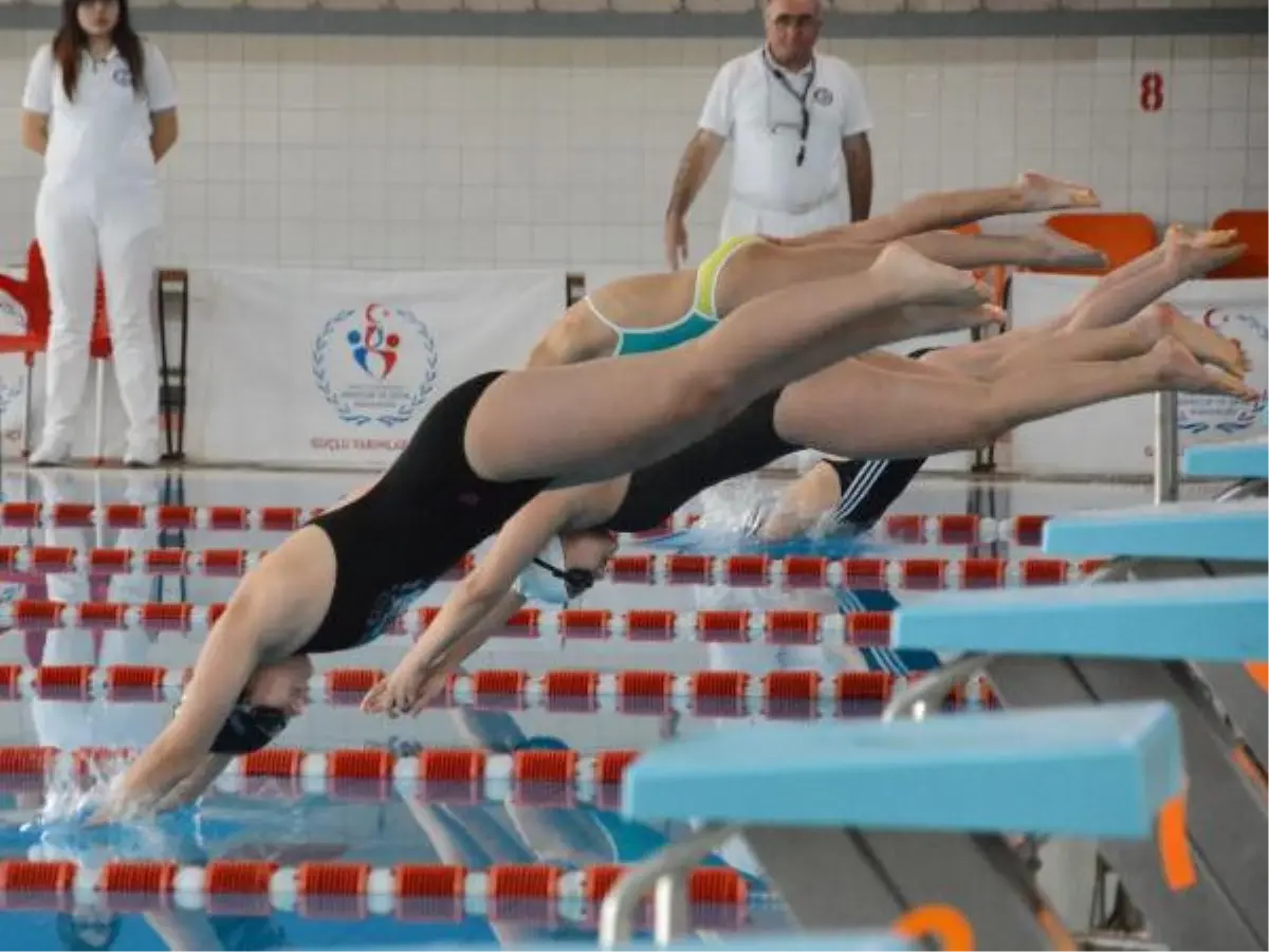 Kayseri\'de Liseliler Madalyaya Kulaç Attı