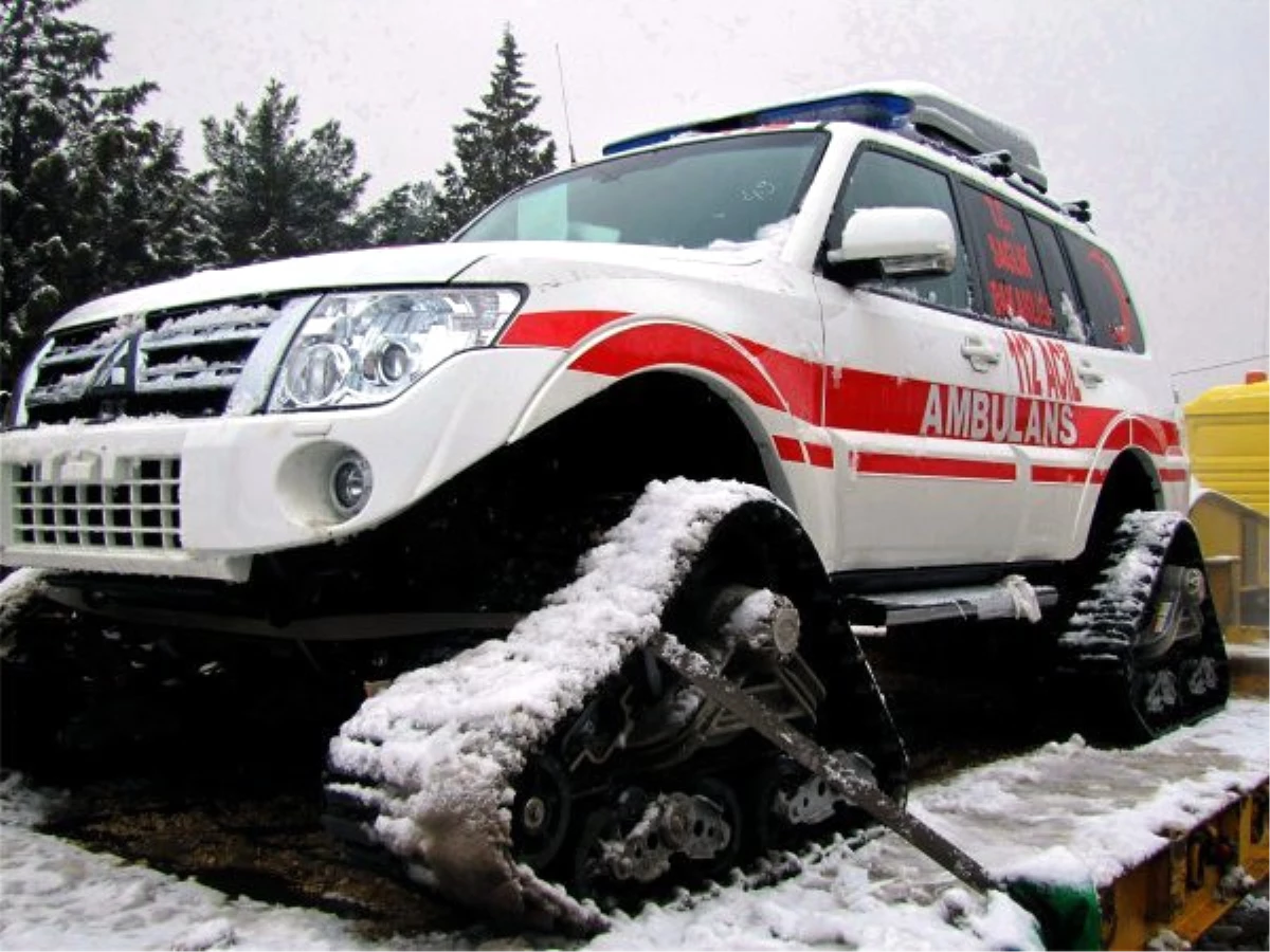 Köyde Hastalanan Kişi Paletli Kar Ambulansı ile Hastaneye Kaldırıldı